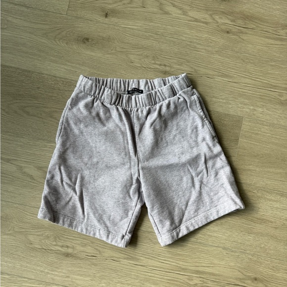 Brandy Melville Rosa Sweat Shorts - Picture 2 of 6